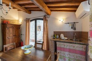 Fridge, microwave, stovetop, coffee/tea maker - Apartment 'Casa Zalea - Casale Rosmarino' with Private Garden, Wi-Fi and Air Conditioning (Suvereto)