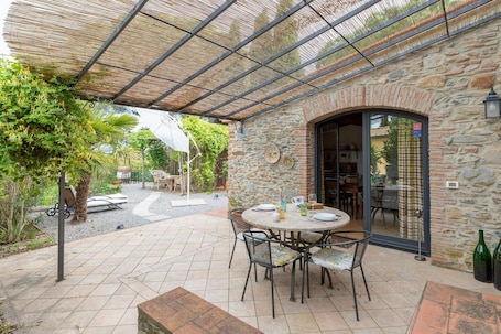 Outdoor dining. Apartment 'Casa Zalea - Casale Rosmarino' with Private Garden, Wi-Fi and Air Conditioning