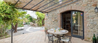 Apartment 'Casa Zalea - Casale Rosmarino' with Private Garden, Wi-Fi and Air Conditioning