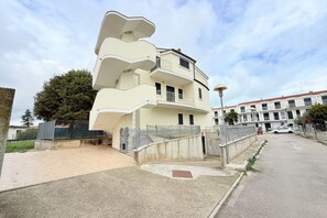 Exterior - P076 - Porto Recanati, comfortable three-room apartment with terrace and washing machine (Porto Recanati)