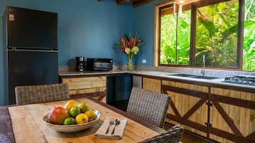 Kjøleskap, mikrobølgeovn, kaffetrakter/tekoker og kjøkkenutstyr