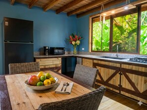 Refrigerador, microondas, cafetera y tetera y utensilios de cocina 