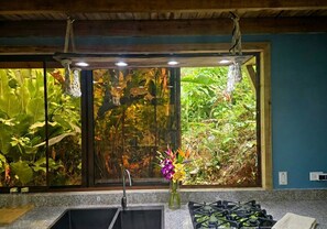 Refrigerador, microondas, cafetera y tetera y utensilios de cocina 