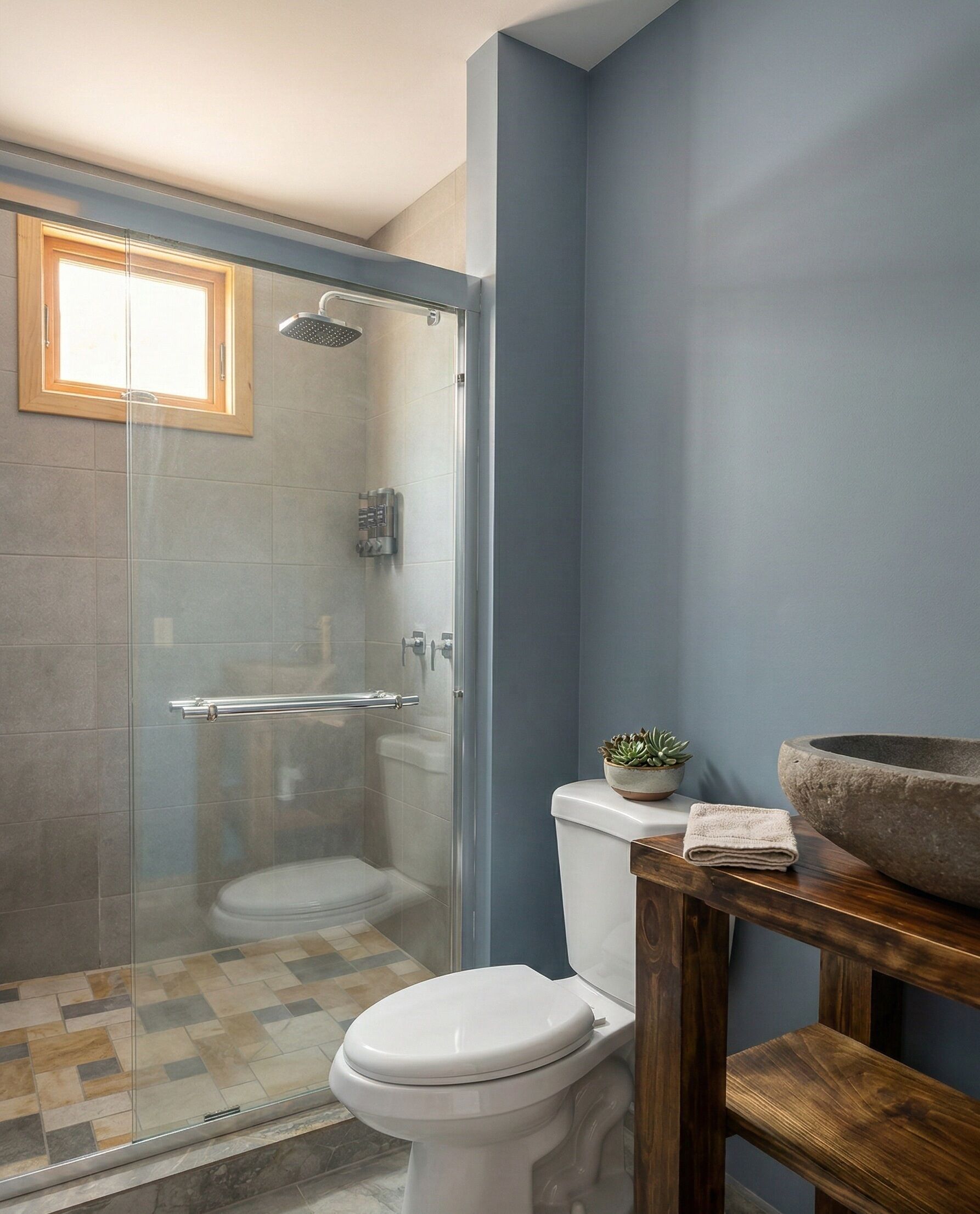 Douche, sèche-cheveux, serviettes fournies, savon