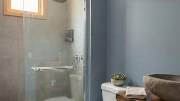 Douche, sèche-cheveux, serviettes fournies, savon