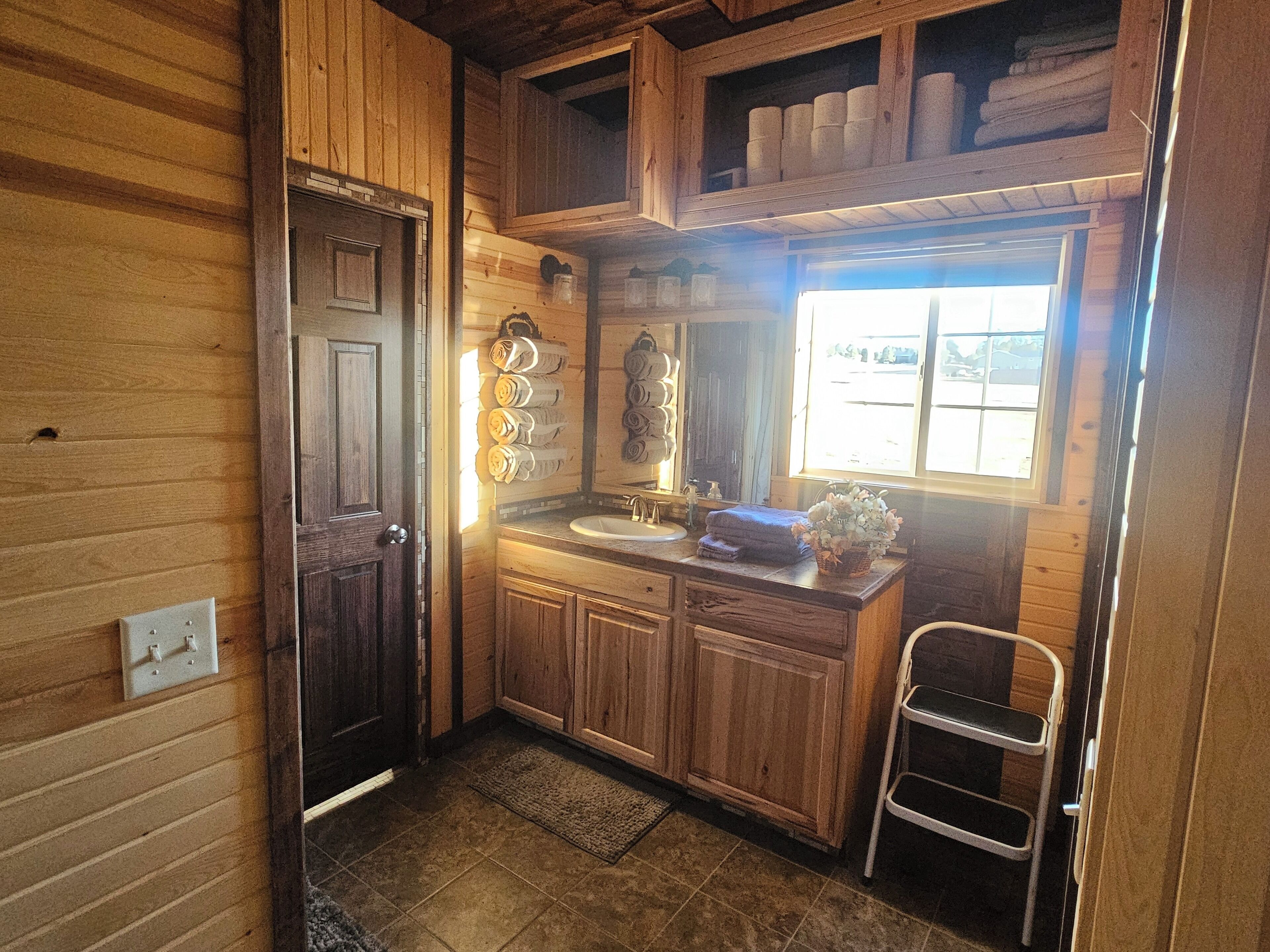 Serviettes fournies, savon, papier toilette