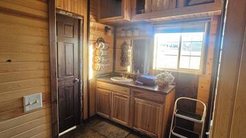 Serviettes fournies, savon, papier toilette