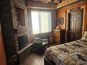 2 bedrooms, Internet, bed sheets - Cozy and quaint vacation rental located at the heart of it all! (Custer)