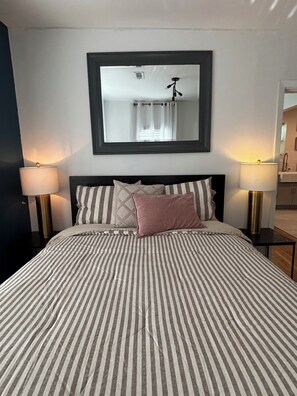 2 bedrooms, Internet, bed sheets - Cozy East Nashville Home w Fenced-In Backyard (Nashville)
