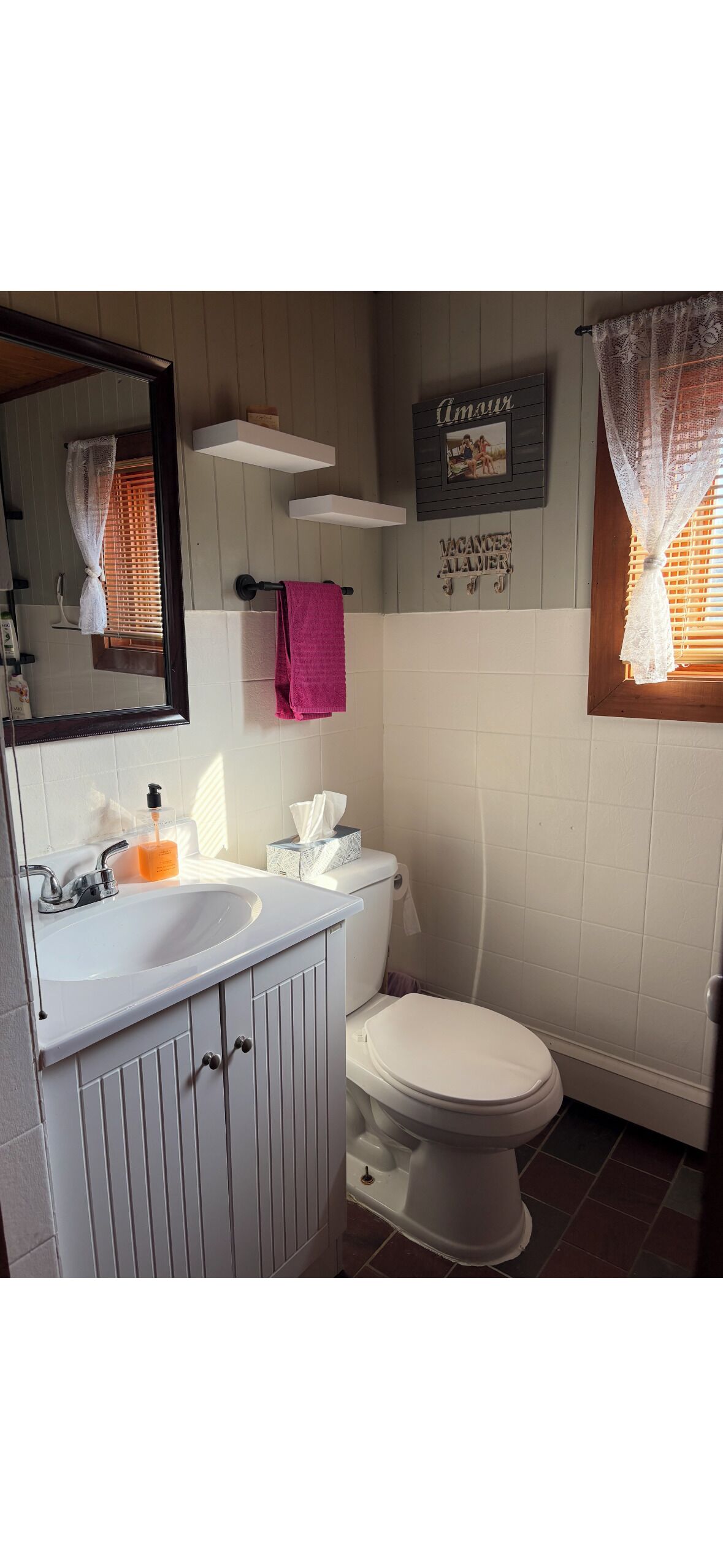 Sèche-cheveux, serviettes fournies, savon, papier toilette