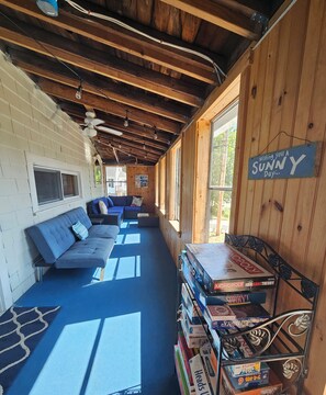 Games room - Sunrise Beach Cottage 2-bedroom + Bonus room with AC in Old Orchard Beach (Old Orchard Beach)