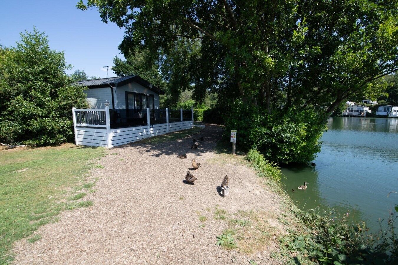 المنطقة المحيطة بالمنشأة