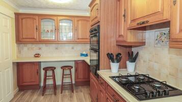 Rentaplats i utensilis de cuina, vaixella i coberteria