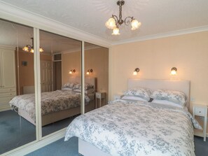 3 bedrooms, individually decorated, individually furnished, free WiFi - Breaking Waves (Burnham-on-Sea)