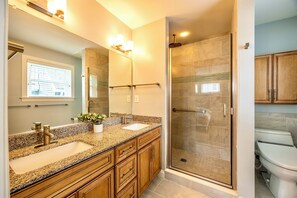 Shower, hair dryer, bidet, towels - Spacious 5-bedroom Single House in Ocean City (Ocean City)