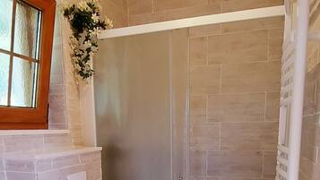 Douche, sèche-cheveux, serviettes fournies, savon