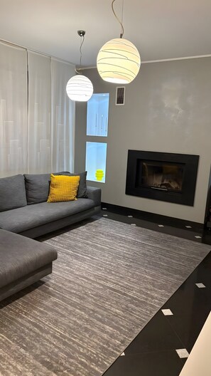 TV, fireplace