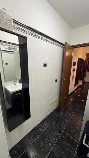 Dusche, Haartrockner, Handtücher