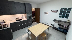 Frigorifero, forno, piano cottura, macchina per tè/caffè