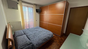 Iron/ironing board, WiFi, bed sheets - Villa 'In Saronno' with Balcony (Saronno)