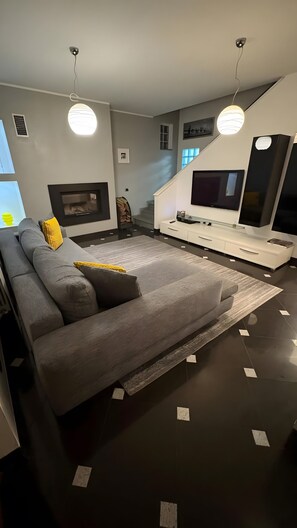 TV, fireplace