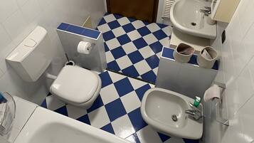 Douche, sĂšche-cheveux, serviettes fournies