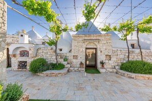Exterior - Trulli ConteCavallo in Latiano with Private Pool (Latiano)
