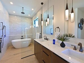 Shower, hair dryer, towels, shampoo - Palmetto Sunset -Heat Pool/Spa, Steps to Beach! (Anna Maria)