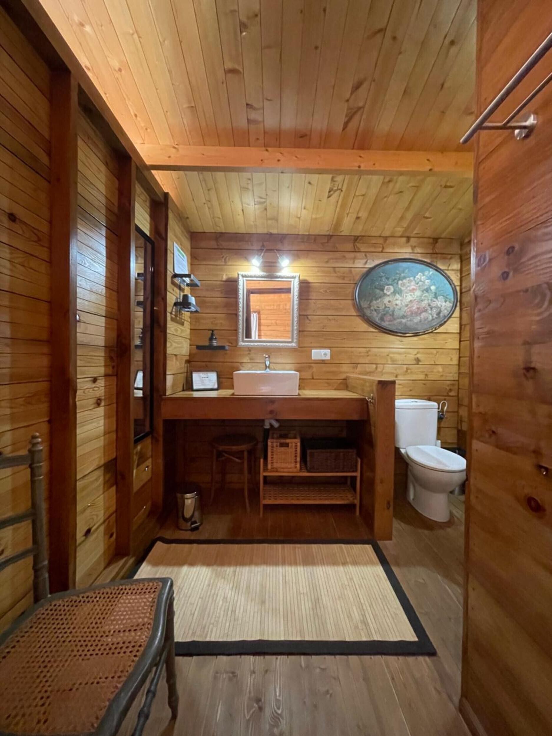 Dusj, hårføner og håndklær