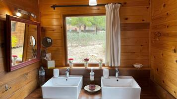 Een douche, een haardroger, handdoeken