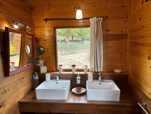 Shower, hair dryer, towels - Rural House 'Aitana' with Mountain Views, Shared Pool and Wi-Fi (Aigues)