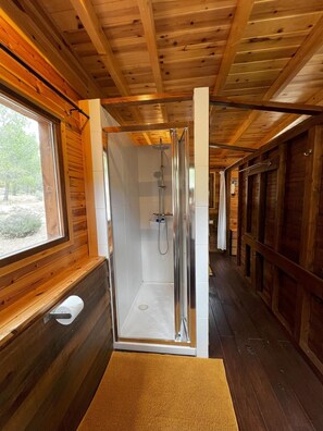 Douche, sèche-cheveux, serviettes fournies