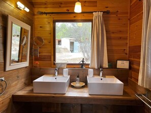 Ducha, secador de pelo y toallas