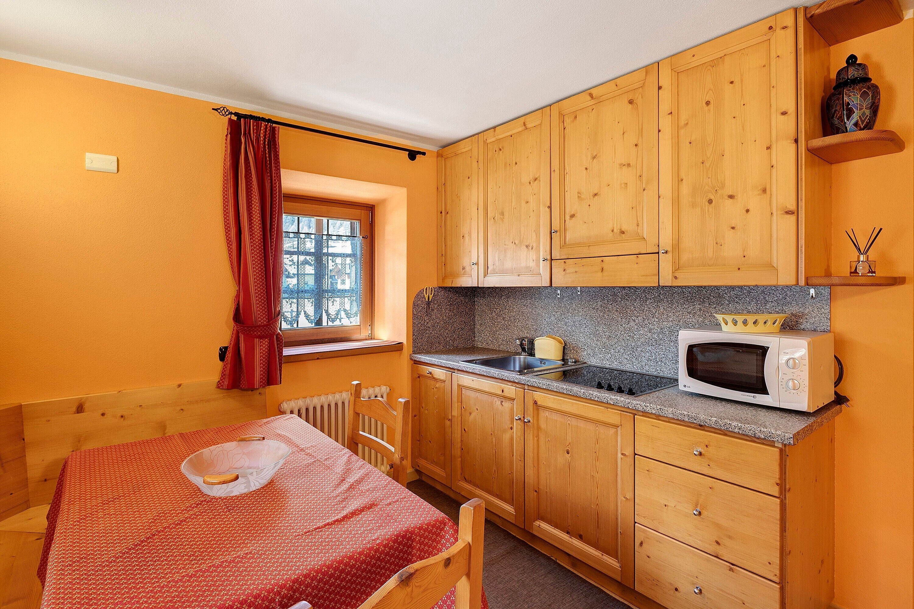 Frigorífico, horno, placa de cocina y cafetera o tetera
