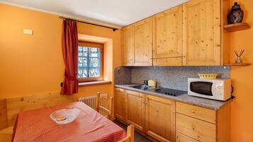 Frigorífico, horno, placa de cocina y cafetera o tetera