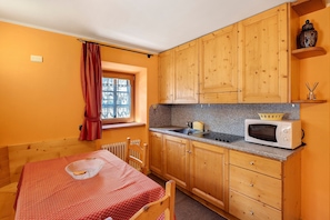 Fridge, oven, stovetop, coffee/tea maker