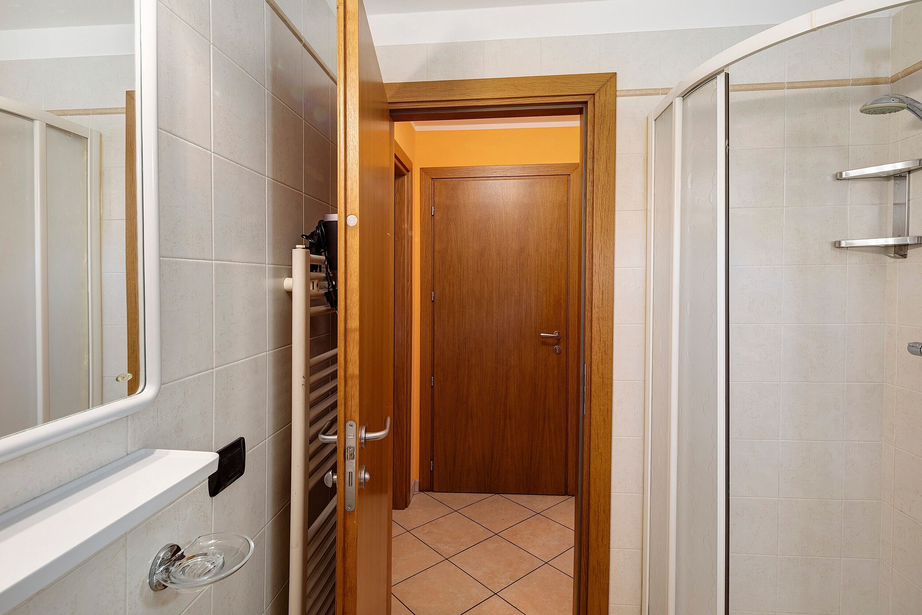 シャワー、ヘアドライヤー、タオル