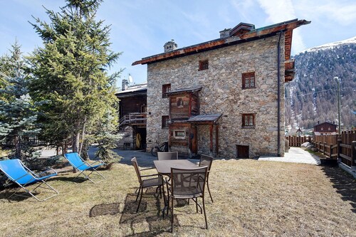 Appartement 'Lois' avec vue sur la montagne, jardin commun et Wi-Fi