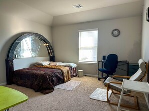 Desk, iron/ironing board, WiFi, bed sheets