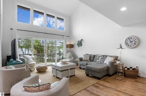 Smart TV, chimenea, tenis de mesa y libros 