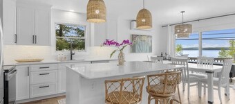 Villa Crystal/5bedrooms/Lakefront Luxury/Hot tub