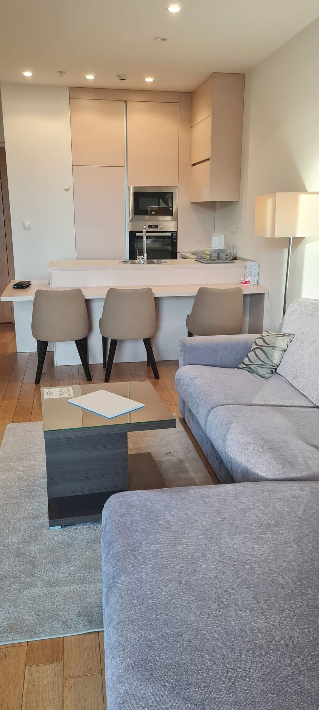 ซูพีเรียสตูิดิโอ, ระเบียง, เห็นวิวทะเลบางส่วน | บริเวณนั่งเล่น