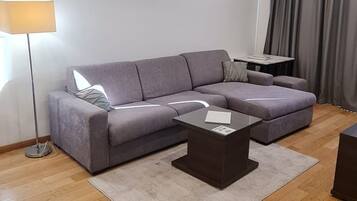 Superior studio, balkon, gedeeltelijk uitzicht op zee | Woonruimte