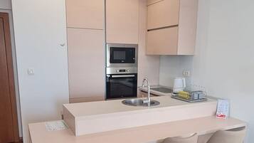 Superior studio, balkon, gedeeltelijk uitzicht op zee | Privékeuken