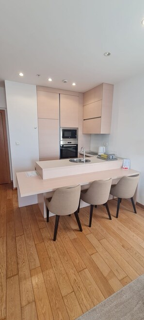 高  級開放式客房, 露台, 部分海景 | 私人廚房