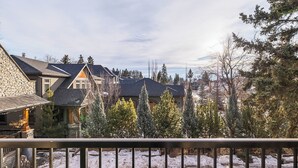 Un quartier résidentiel avec des maisons, un bâtiment en pierre et un sol recouvert de neige.