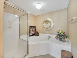 Bathroom - Gulf Front 3/3 Summerwind 9th floor. Sunny and Chair (Navarre Beach)