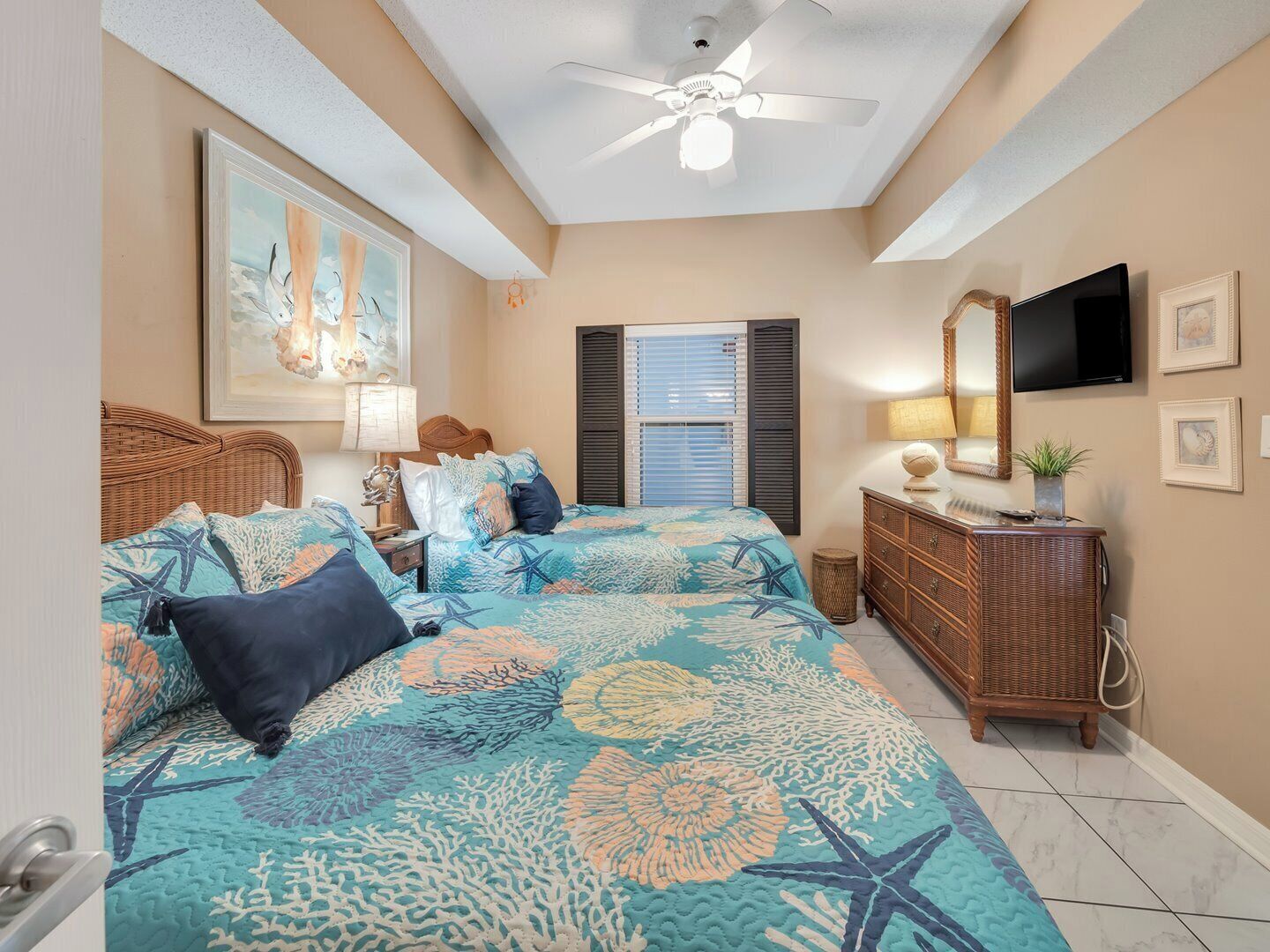 3 habitaciones, tabla de planchar con plancha, wifi y ropa de cama 