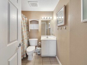 Bathroom - Gulf Front 3/3 Summerwind 9th floor. Sunny and Chair (Navarre Beach)