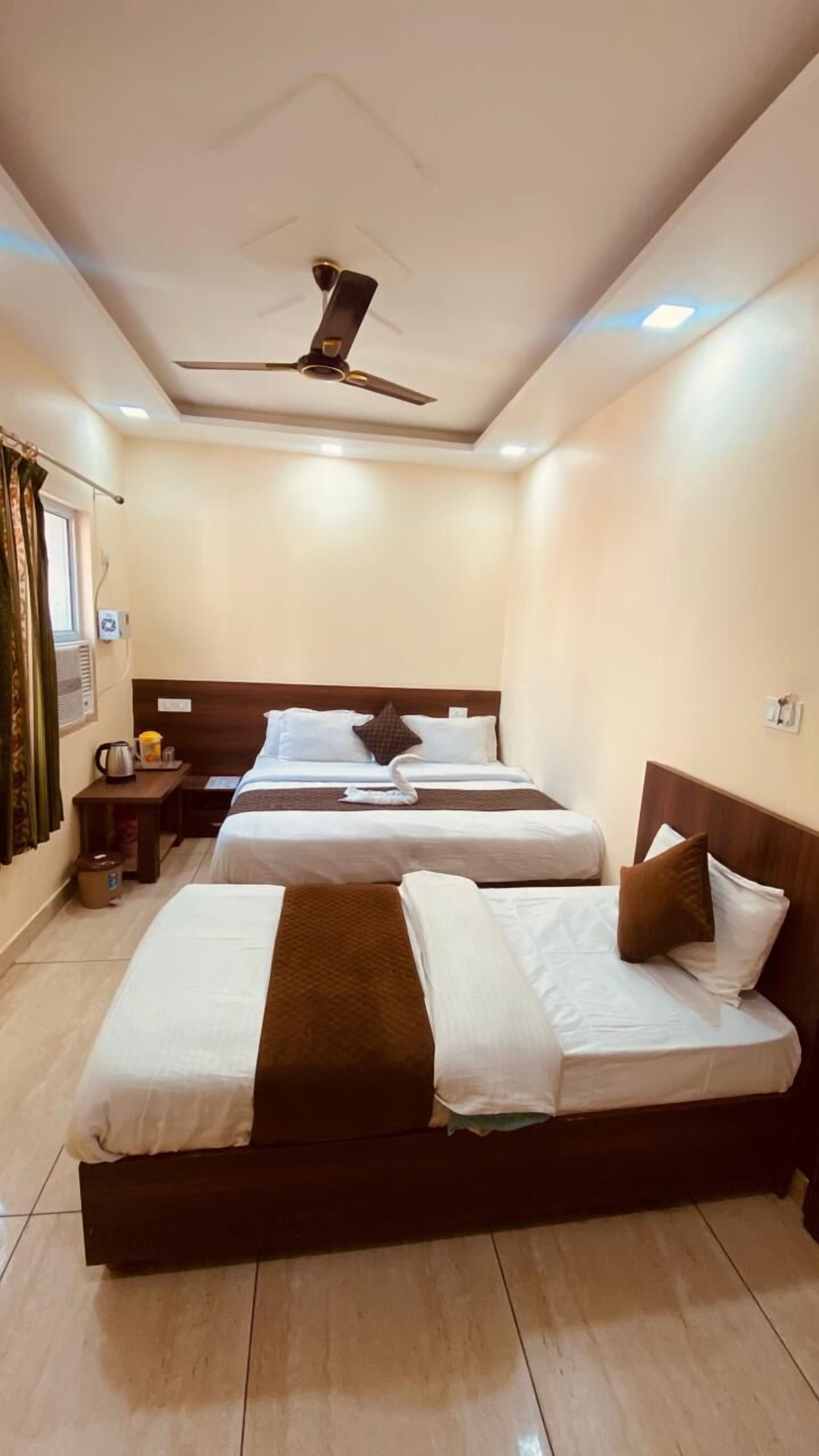 尊荣三人房 | 办公桌、免费 WiFi